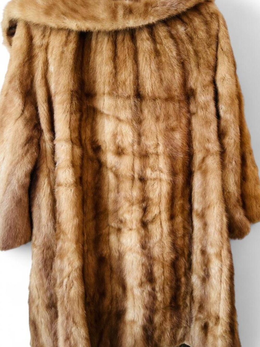 CLEARANCE PRICE: Gorgeous Vintage Genuine Mink Fur Coat - Picture 6 of 8